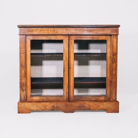 Viktorianische 2-türige Vitrine, Vitrinenschrank, Sideboard mit Intrasien aus Nussholz, englischer Bücherschrank, Burr-walnut Glasvitrinenschrank