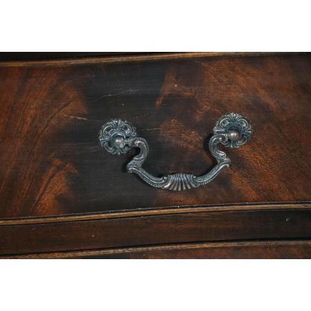 Viktorianische antike Serpentine Front Kommode in Mahagoni