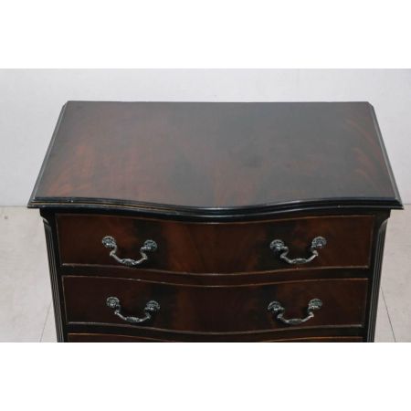 Viktorianische antike Serpentine Front Kommode in Mahagoni