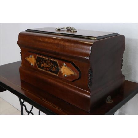 Vintage Nähmaschine mit Fußpedal und Nähtisch