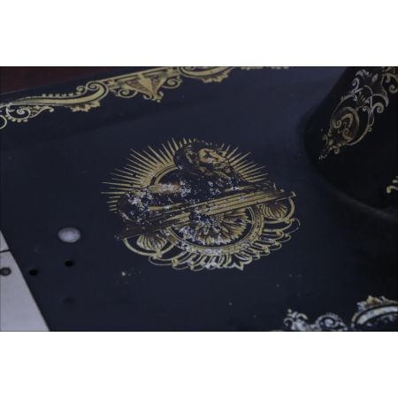 Vintage Nähmaschine mit Fußpedal und Nähtisch