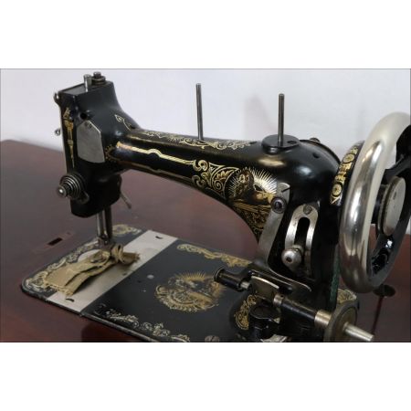 Vintage Nähmaschine mit Fußpedal und Nähtisch