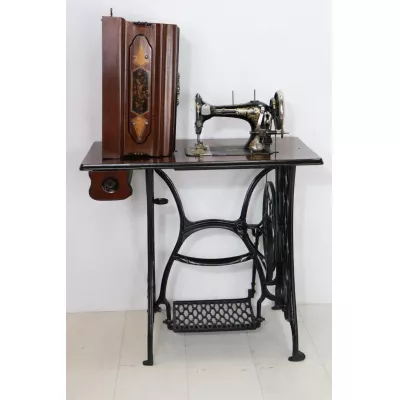 Vintage Nähmaschine mit Fußpedal und Nähtisch