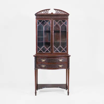 Englischer Vitrinenschrank Mahagoni – Chippendale Style mit Swan Neck Pediment