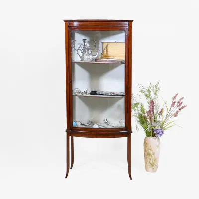 Bow Front Vitrine aus Mahagoni – Klassischer Vitrinenschrank im Edwardian Stil