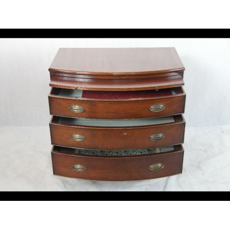 Bow Front Chest/ Kommode aus Mahagony im Victorian Stil