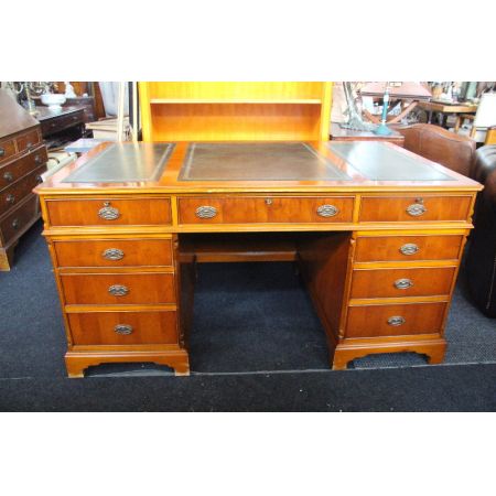 Schöner Pedstaldesk mit Messinggriffen