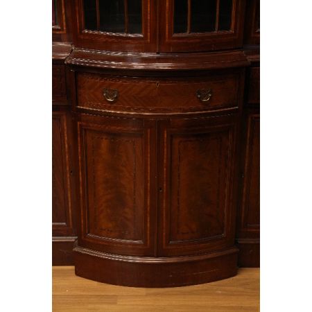 Breakfrront Bowfronted  mit Bandintarsien mit Original Verglasung