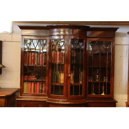 Breakfrront Bowfronted  mit Bandintarsien mit Original Verglasung