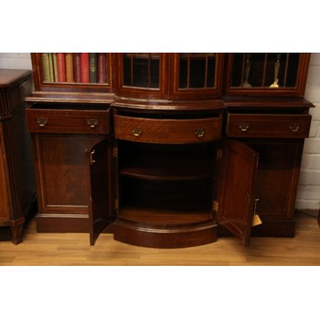 Breakfrront Bowfronted  mit Bandintarsien mit Original Verglasung