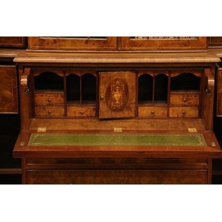 Breakfront Bookcase Nussbaum  mit Sekretär