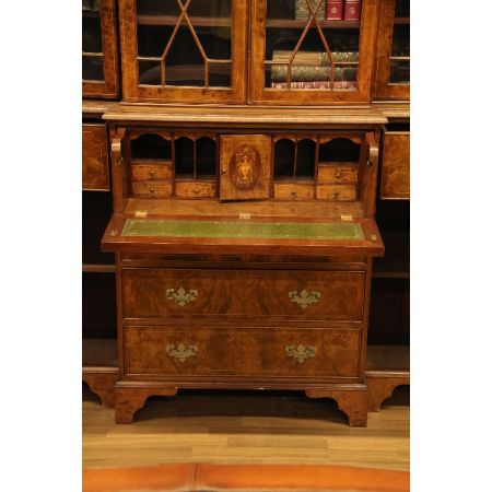 Breakfront Bookcase Nussbaum  mit Sekretär