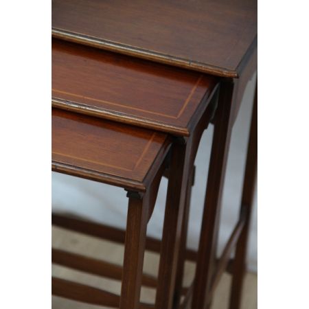 Nest of Table Edwardian Beistelltische mit bandintarsien