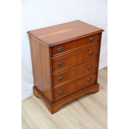 Kommode mit vier Schubladen in Eibe, England