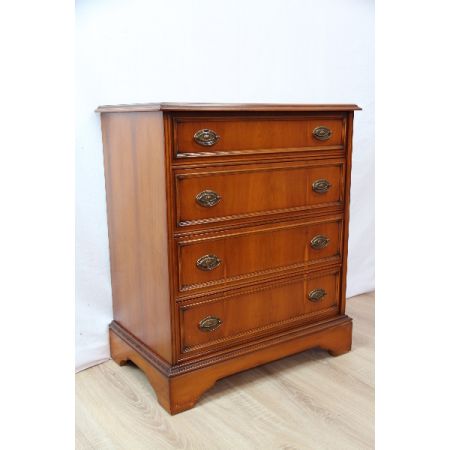 Kommode mit vier Schubladen in Eibe, England