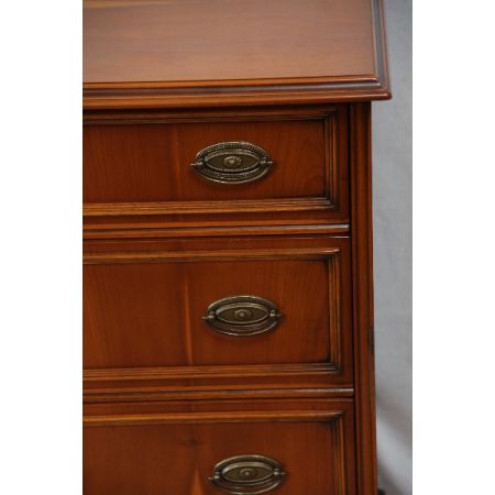 Kommode mit vier Schubladen in Eibe, England