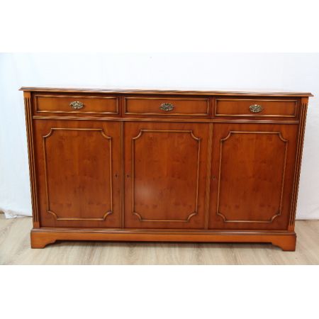 Sideboard 3 Türen Eibe  ovale Beschläge