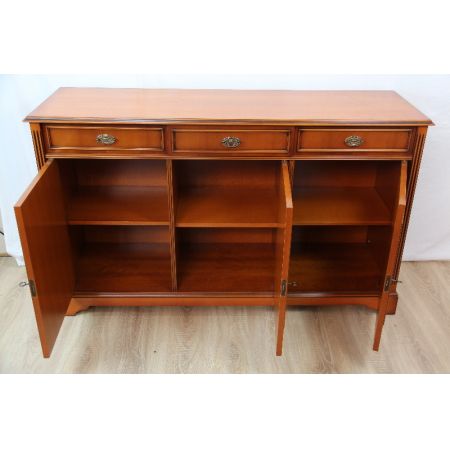 Sideboard 3 Türen Eibe  ovale Beschläge