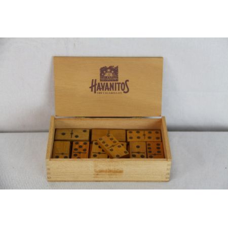 Domino antike steine in Holzdose