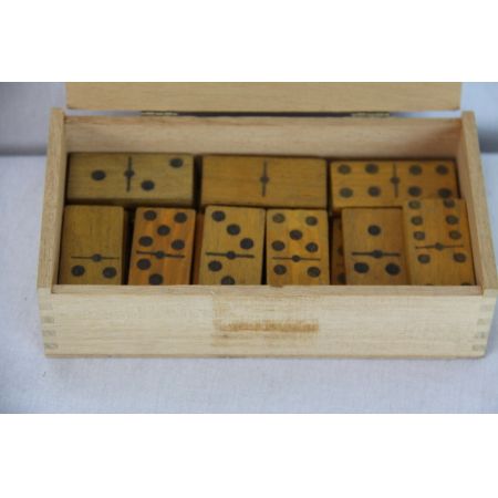 Domino antike steine in Holzdose