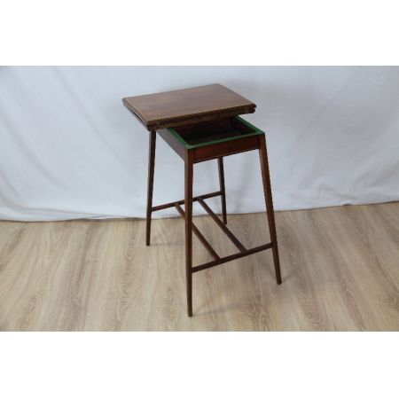 Handpolierter Cardtable aus Mahgoni Massivholz mit Patina