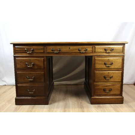 Antiker Schreibtisch aus massivem Mahagoni im Viktorianischen-Stil