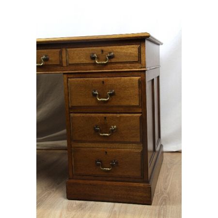 Antiker Schreibtisch aus massivem Mahagoni im Viktorianischen-Stil