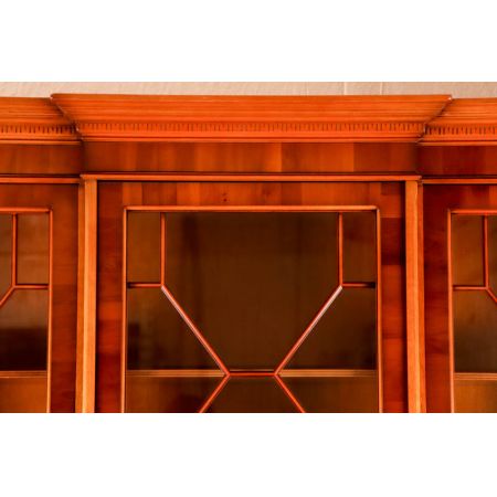 Englisches Breakfront Bookcase aus Eibe