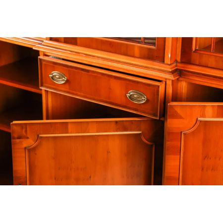 Englisches Breakfront Bookcase aus Eibe