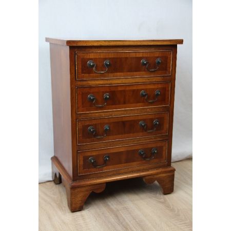 Eibe Kommode mit Intarsien und Messinggriffen