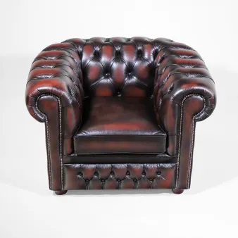 Klassischer Chesterfield Sessel der Serie London Classic in dunklem Leder vor neutralem Hintergrund