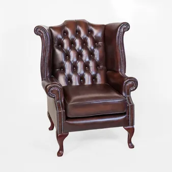 Chesterfield Ohrensessel Scroll Wing Leder braun mit geschwungenen Ohren, tiefer Knopfheftung und Holzfüßen