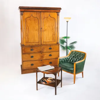 Antike Kleiderschänke