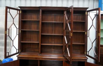 Antikes Englisches Mahagoni verglastes dreitüriges Bücherregal ca. 1920