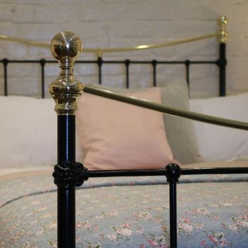 Viktorianisches Antikes Englisches Eisen und Messing Bett ca. 1890