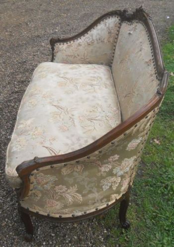Nussholzumrahmtes Nussbaumholz zweisitziges gepolstertes Sofa antik ca. 1920