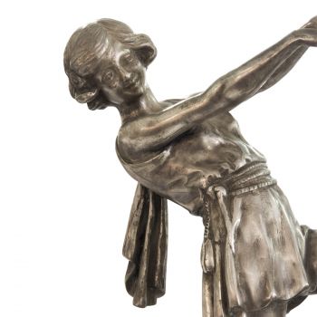 "Tanzende Frau" vernickelte Bronzefigur mit handbemalten Details