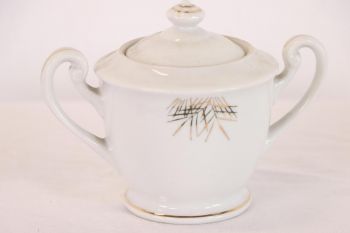 Schönes Teeset aus Keramik mit goldenen Verzierungen, dreiteilig