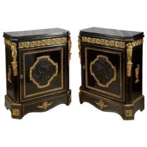 Paar ebonisierter Pfeiler/Seitenschränke mit vergoldeten Ormolu-Fassungen schwarzes Holz antik ca. 1880