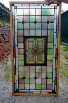 Farbenfrohes Buntglasfenster aus der viktorianischen Epoche
