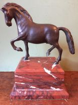 Italienische Bronzeskulptur eines Pferdes in Renaissance-Manier, montiert auf einem Sockel aus rossem Marmor, 19. JH
