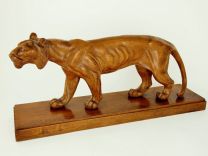  "Lionne en Chasse"/"Löwin auf der Jagd"  spezielle französische Art Deco Holzschnitzerei einer Löwin