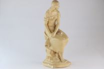 Antike Skulptur aus Frankreich "Sitzende Frau"