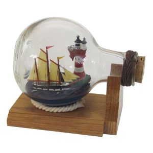 Flaschenschiff mit Leuchtturm, Kugelflasche, L: 10,5cm