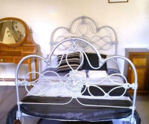 Hübsches gusseisernes Bett aus dem 19. Jahrhundert
