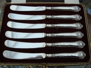Antiker Sheffield 1918-19 englischer Messersatz mit sechs Messern mit Silbergriffen um 1910