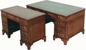 Mittelgroßer Schreibtisch "Pedestal Desk" mit Schubladen