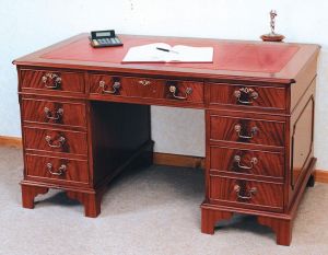Schreibtisch "Pedestal Desk" mit Schubladen