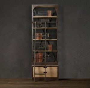Industrielles hohes Bücherregal mit Leiter