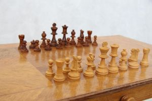  Schachtisch mit Figuren  Eiche  Antiktable chess
